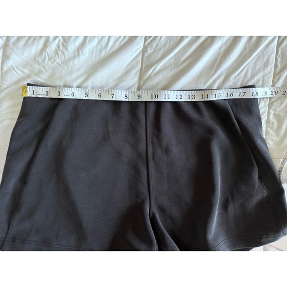 New Lululemon Softstreme Kick Flare Mid Rise Short 4" Size 14 Black Soft NWT - Picture 4 of 10